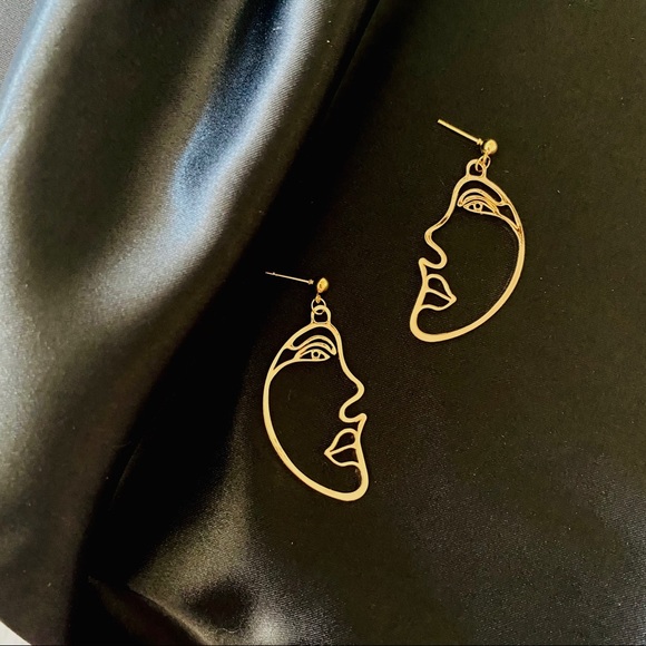 Parisian Vibe Portrait Earrings - Picture 3 of 8